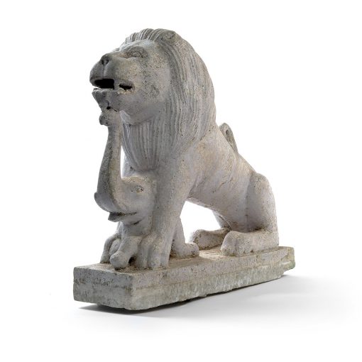 Statue d’un lion avec un petit éléphant - Julien Cohen Affaire Conclue