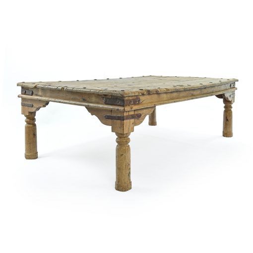 Longue table en bois cloutée