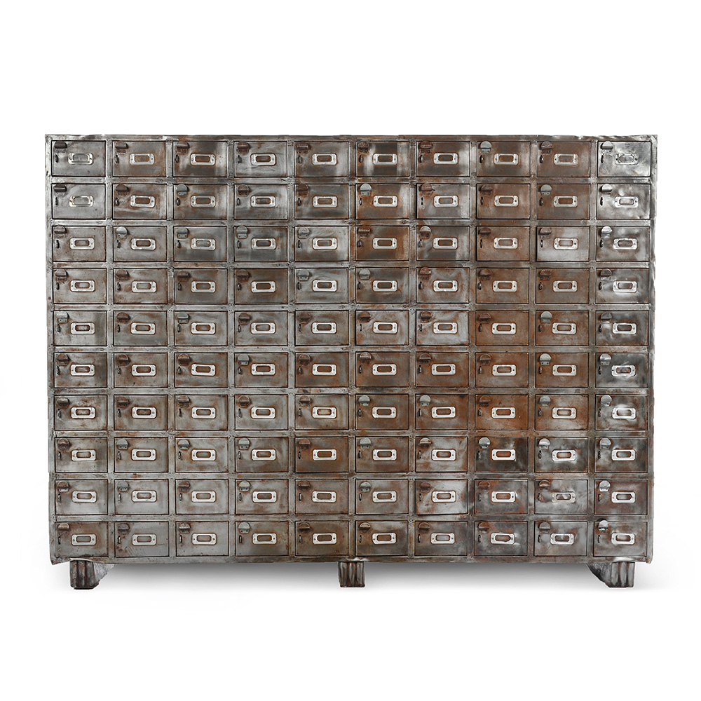 Grand meuble industriel à 100 casiers en métal