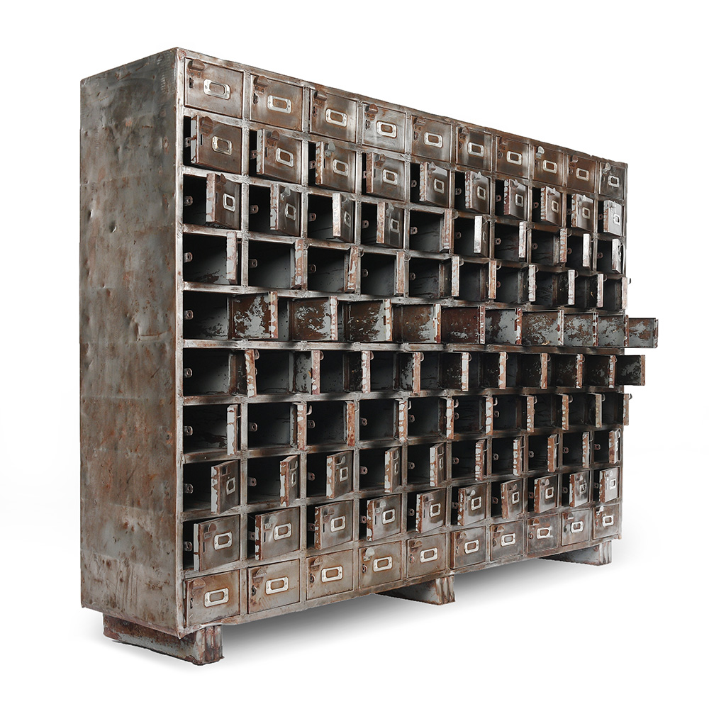 Grand meuble industriel à 100 casiers en métal
