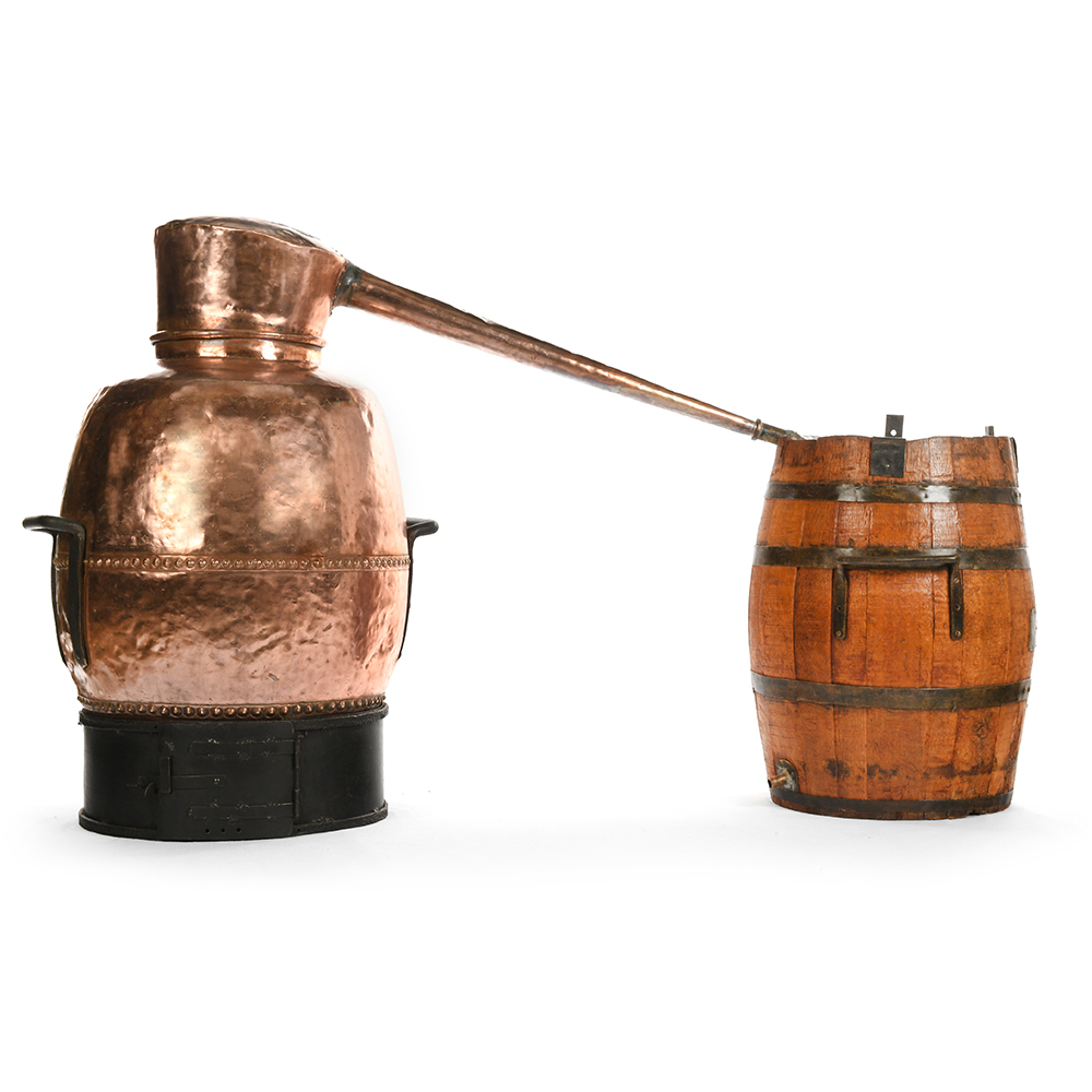 Alambic de distillerie en cuivre du XIXème siècle accompagné de son tonneau