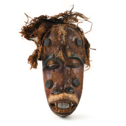 Masque africain artisanal